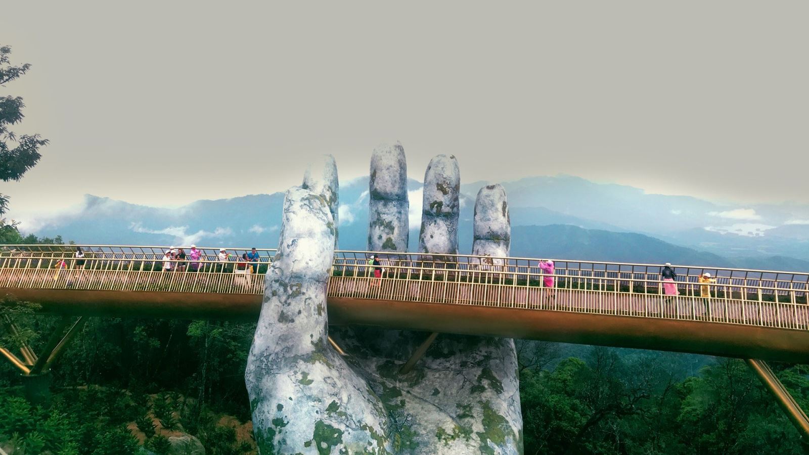 Da nang golden bridge