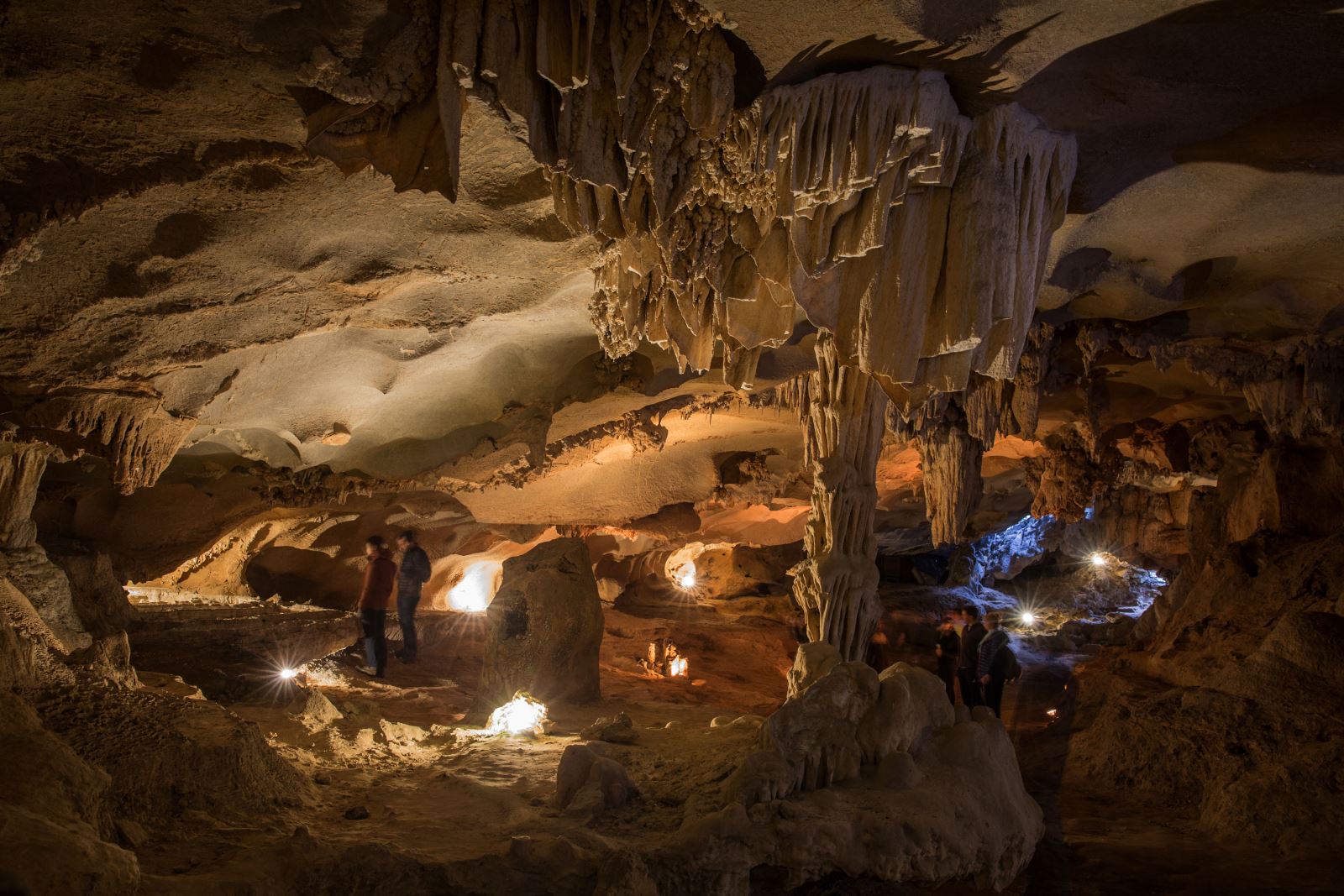 thien canh sơn cave in halong bay